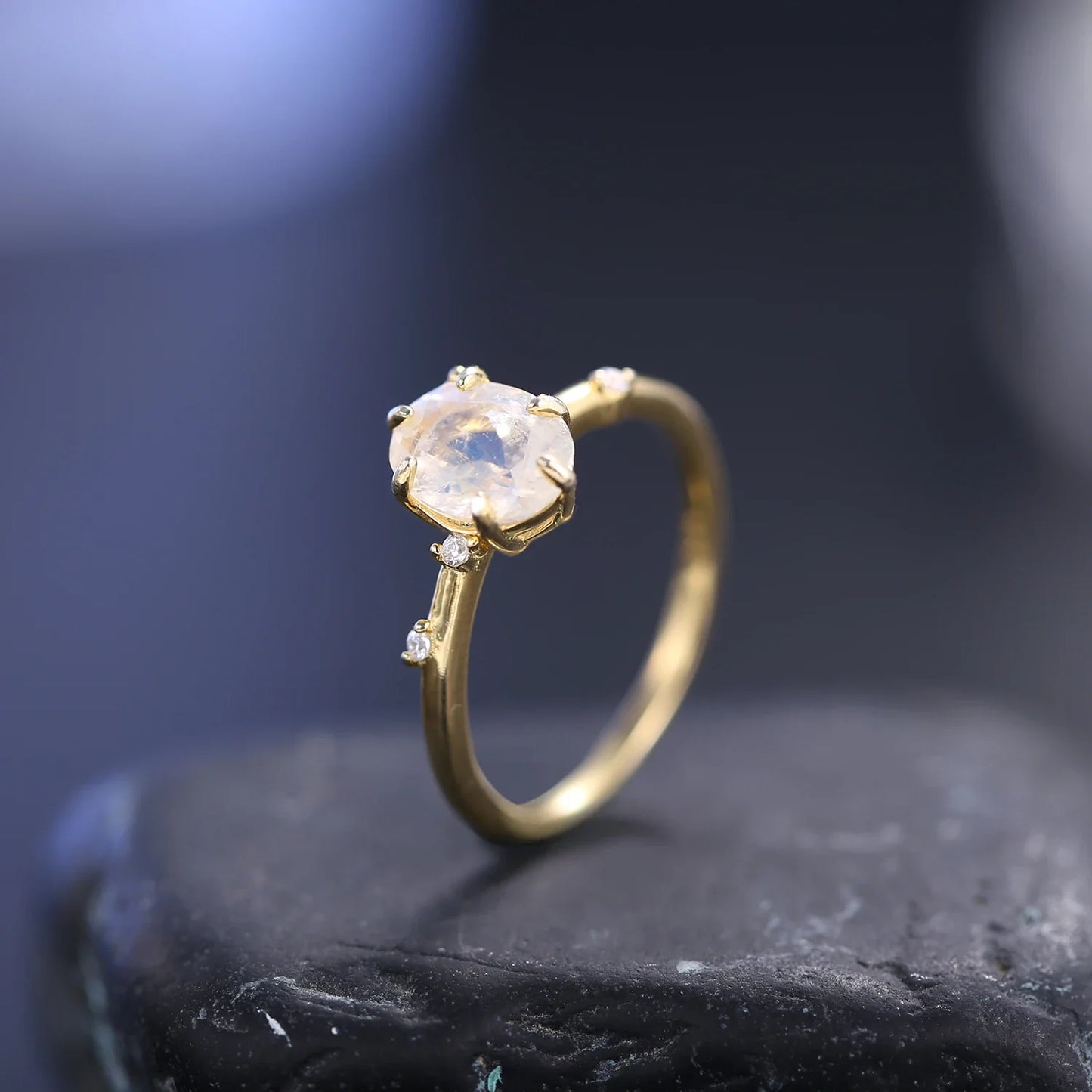 Leaf ring with a natural moonstone in gold