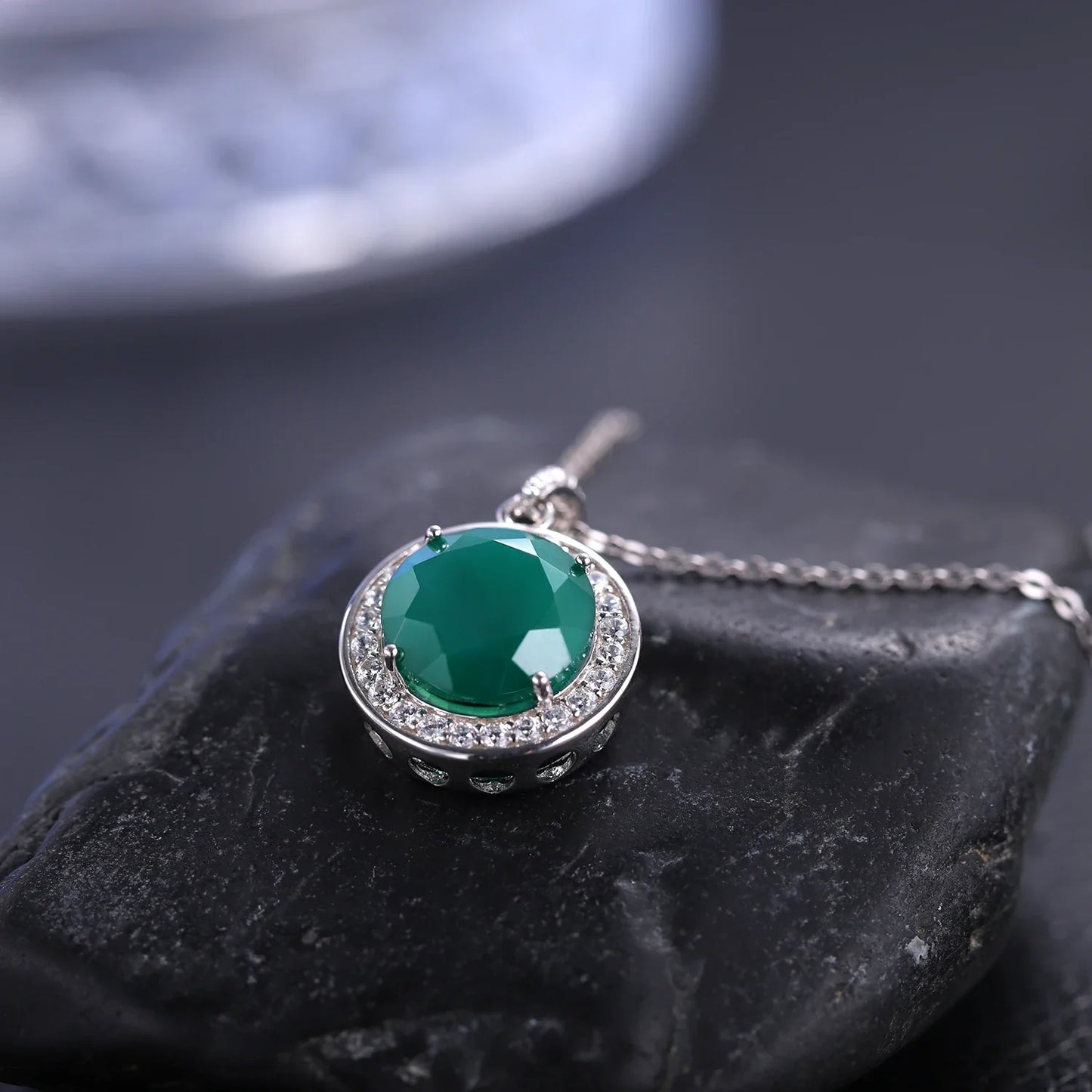 Green agate necklace vintage-style with a round green agate mother's day necklace
