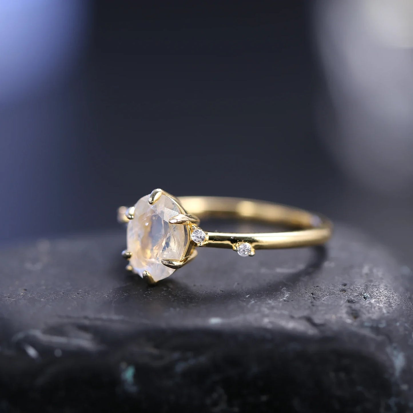 Leaf ring with a natural moonstone in gold