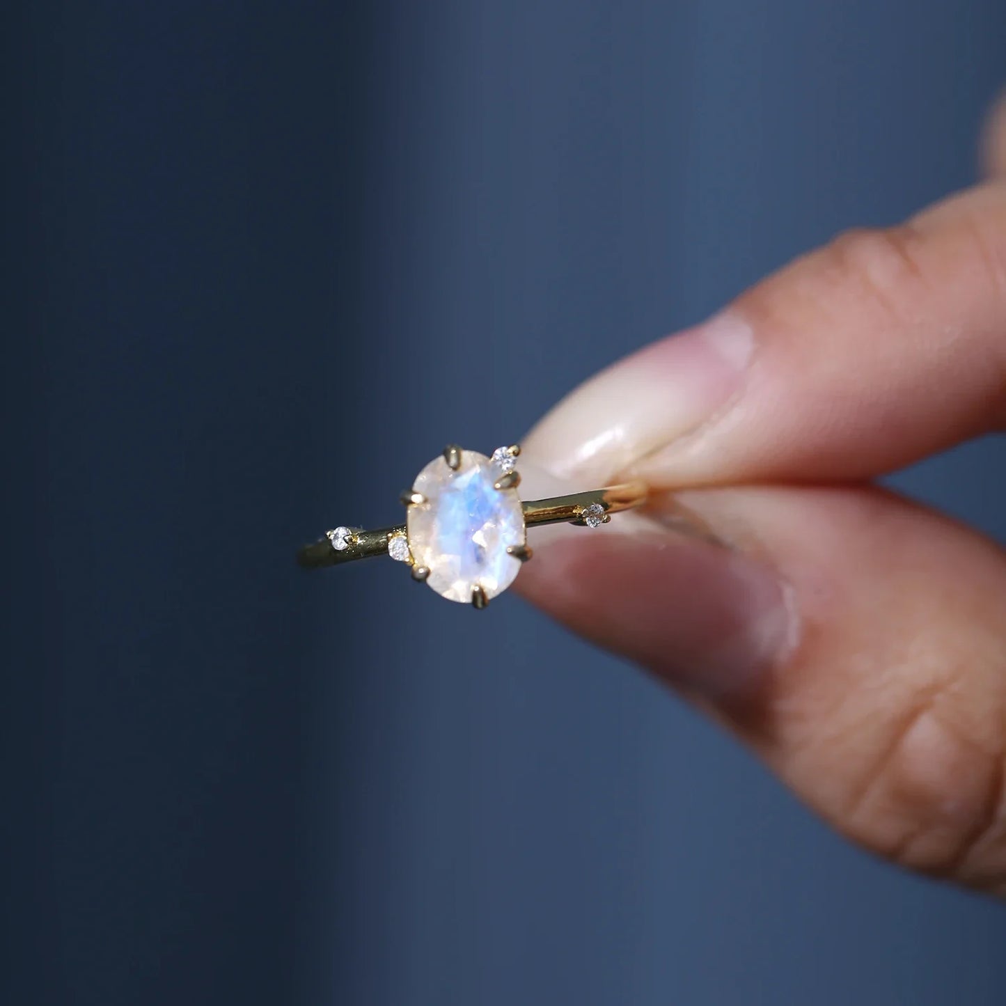 Leaf ring with a natural moonstone in gold