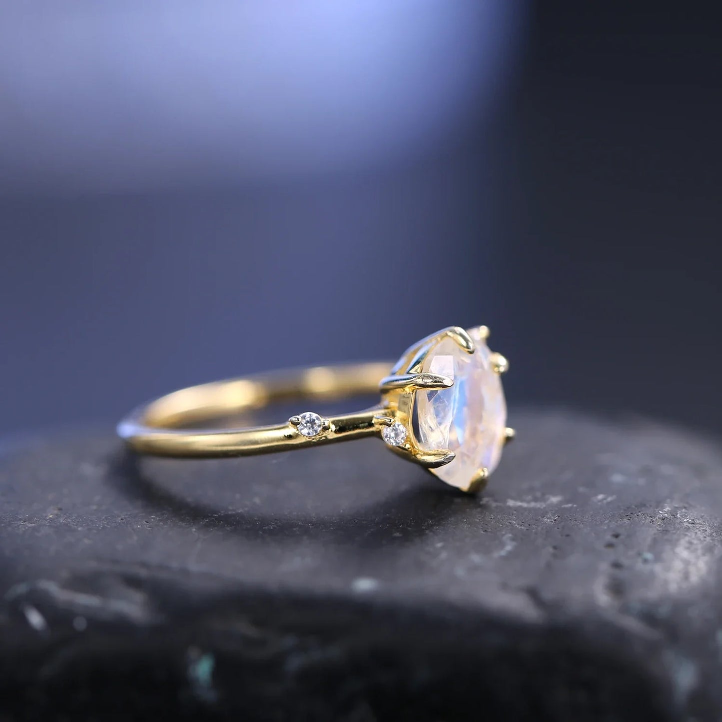 Leaf ring with a natural moonstone in gold