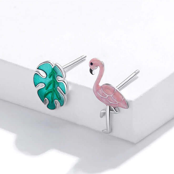 Flamingo earrings with a pink flamingo